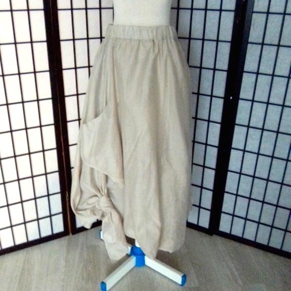 Nuovo Borgo extravagant balloon skirt. Size It48. Made in Italy. - Picture 3 of 10